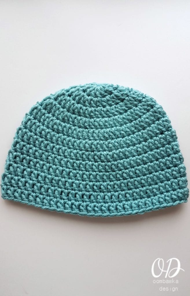 Crochet the Basic Bulky Beanie! 🧶 Free and easy pattern for all ages, from baby to adult. Perfect for cozy, warm hats! #CrochetPattern #WinterFashion