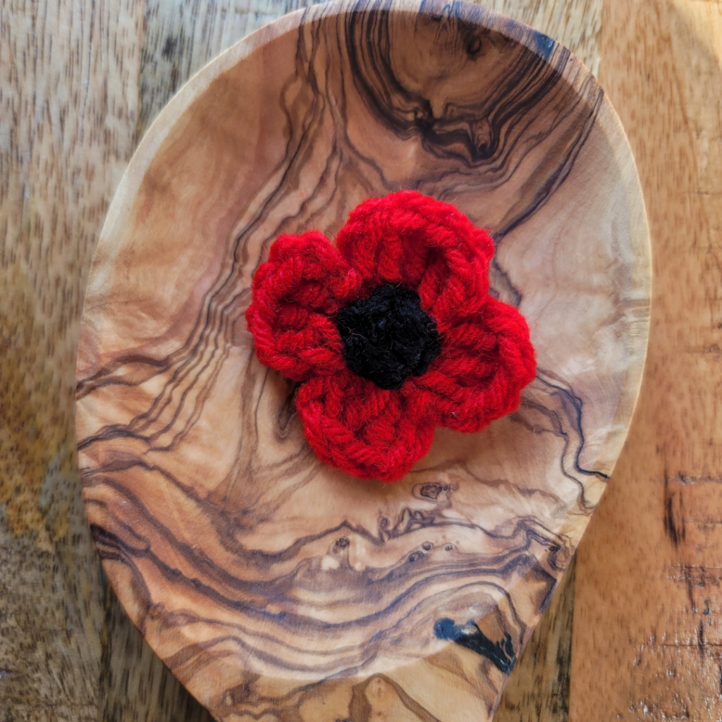 Make a quick 5 Minute Poppy with this free crochet pattern! Simple stitches, easy instructions & a beautiful symbol of remembrance.