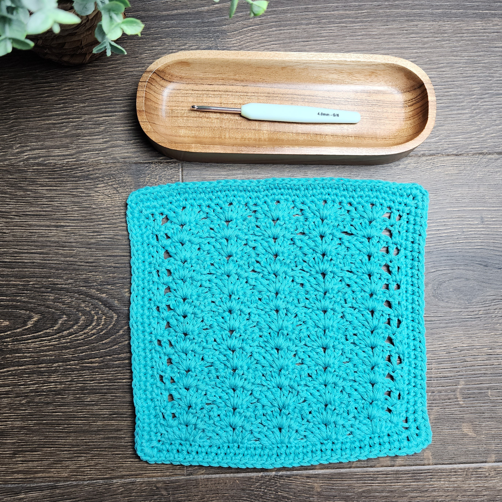 Make this pretty farmhouse-style crochet dishcloth with just 39g of yarn. Includes a full photo tutorial and step-by-step video guide.