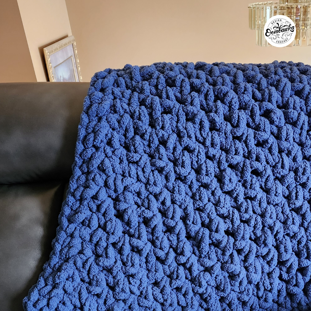 This beginner friendly crochet blanket can be made in just a few hours. The Lickety Split Blanket uses the linen stitch (moss stitch), Jumbo Weight Yarn and a 25 mm crochet hook.